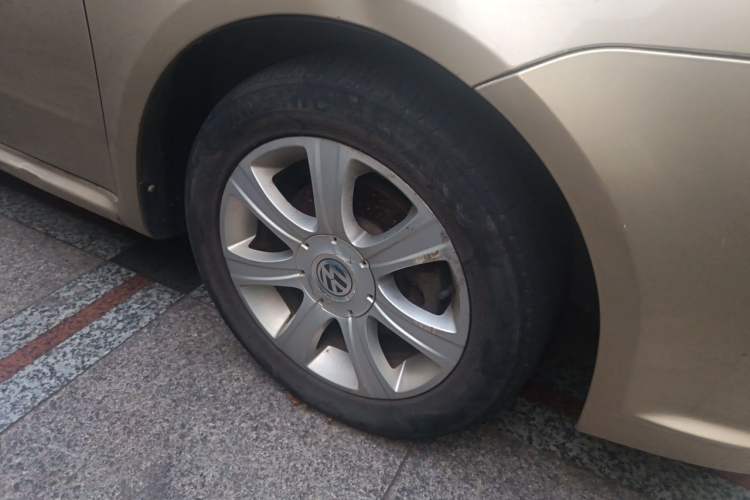 Used Volkswagen Lavida 2011 1.6L Automatic Premium Edition Right Front Wheel Hub