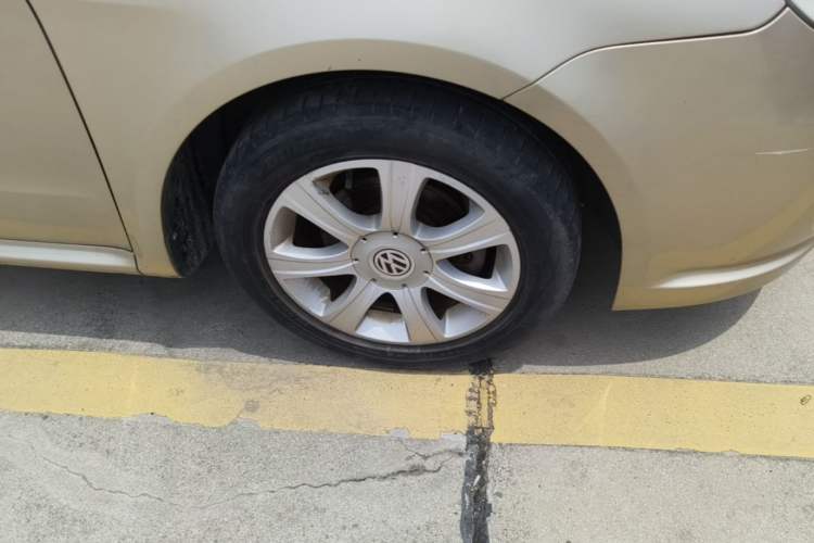 Used Volkswagen Lavida 2011 1.6L Automatic Premium Edition Right Front Wheel Hub