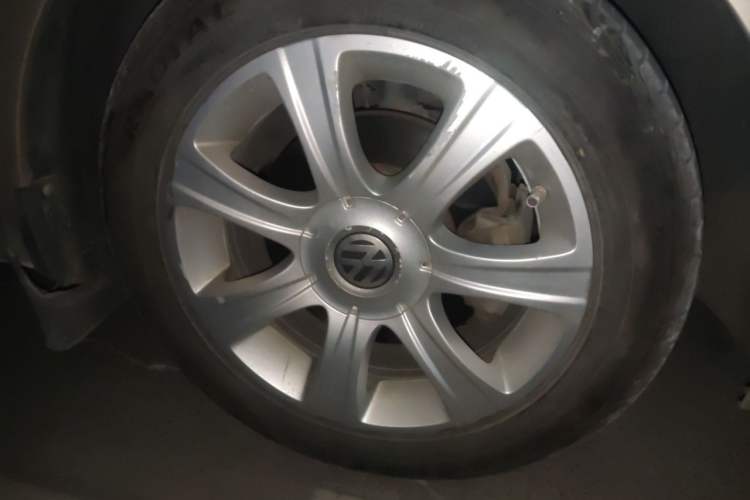 Used Volkswagen Lavida 2011 1.6L Automatic Premium Edition Right Front Wheel Hub
