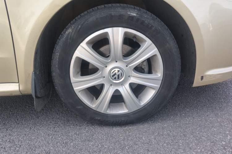 Used Volkswagen Lavida 2011 1.6L Automatic Premium Edition Right Front Wheel Hub