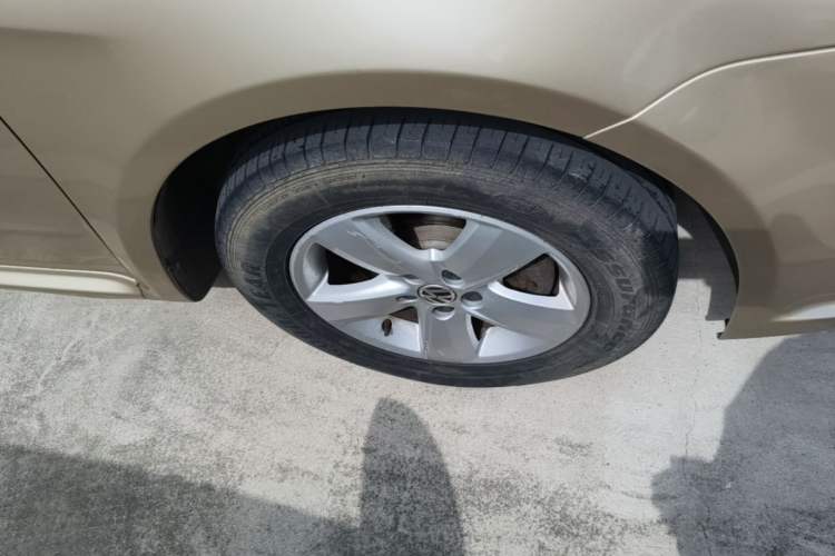 Used Volkswagen Lavida 2011 1.6L Manual - Premium Edition Right Front Wheel Hub