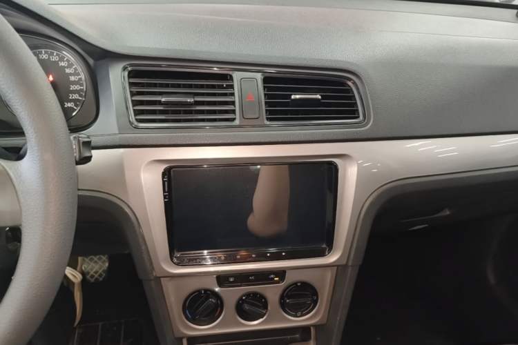 Used Volkswagen Lavida 2013 Revised Classic 1.6L Manual Fashion Edition Audio And AC Panel