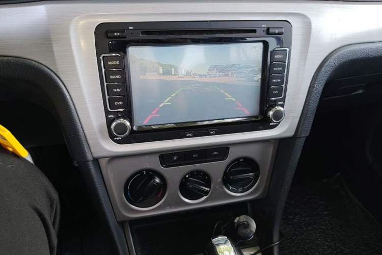 Used Volkswagen Lavida 2013 Revised Classic 1.6L Automatic Fashion Edition Audio And AC Panel