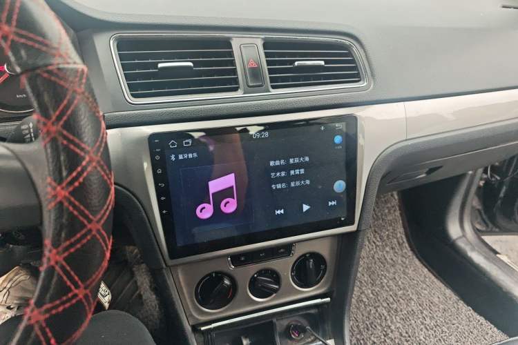 Used Volkswagen Lavida 2013 1.6L Manual Comfort Edition Audio And AC Panel
