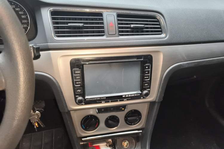Used Volkswagen Lavida 2013 Restyled Classic 1.6L Manual Comfort Edition Audio And AC Panel