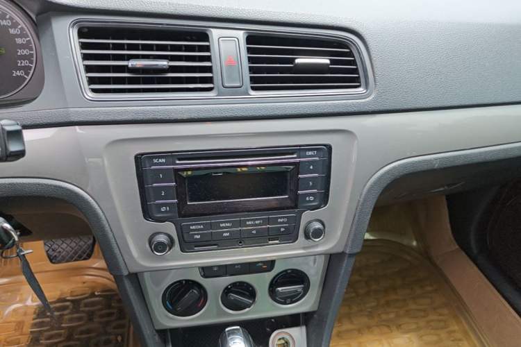 Used Volkswagen Lavida 2013 Revised Classic 1.6L Automatic Fashion Edition Audio And AC Panel