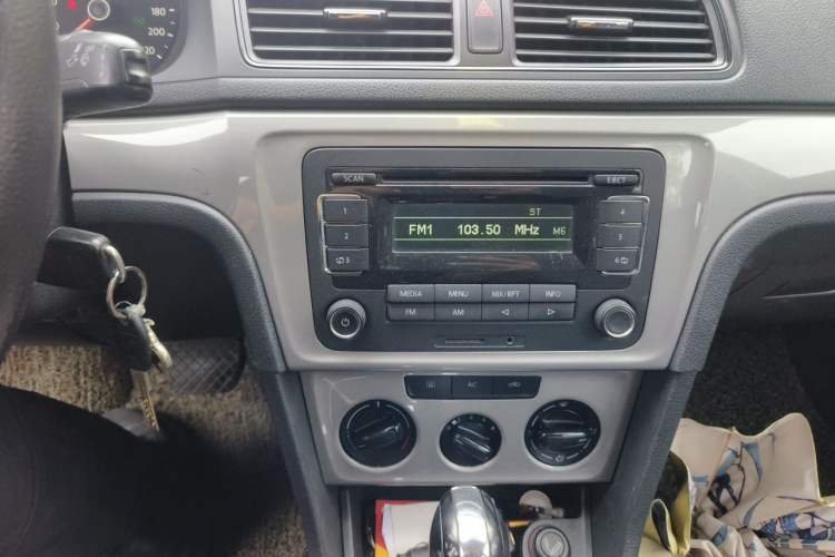 Used Volkswagen Lavida 2013 1.6L Automatic Fashion Edition Audio And AC Panel