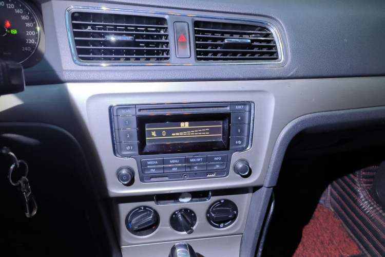 Used Volkswagen Lavida 2013 Restyled Classic 1.6L Automatic Comfort Edition Audio And AC Panel