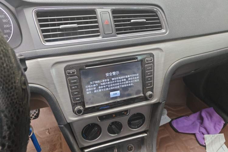 Used Volkswagen Lavida 2013 Restyled Classic 1.6L Manual Comfort Edition Audio And AC Panel
