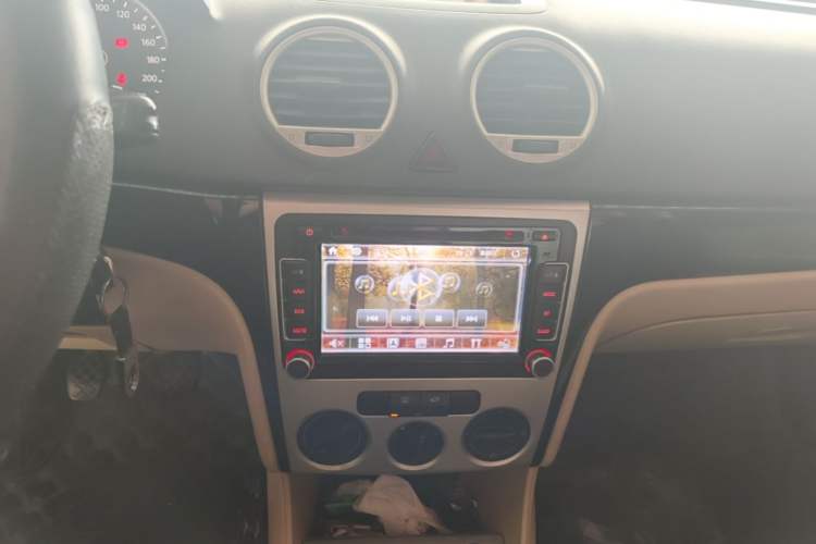 Used Volkswagen Lavida 2013 Classic 1.6L Manual Fashion Edition Audio And AC Panel