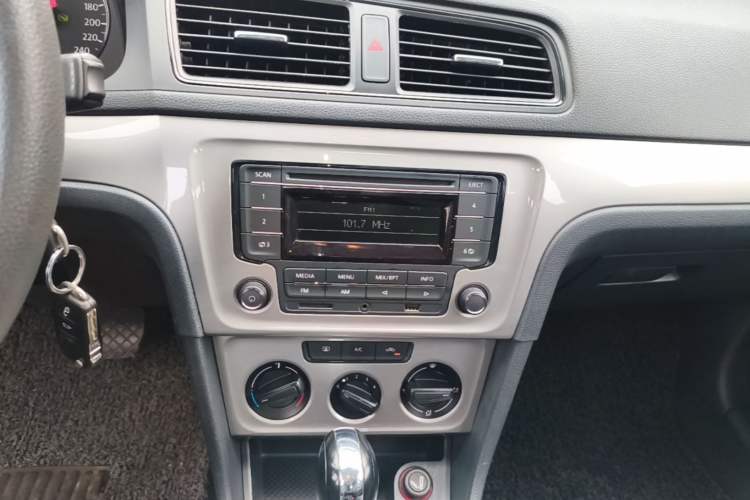 Used Volkswagen Lavida 2013 Revised Classic 1.6L Automatic Fashion Edition Audio And AC Panel