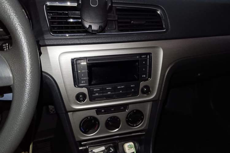 Used Volkswagen Lavida 2013 Restyled Classic 1.6L Manual Comfort Edition Audio And AC Panel