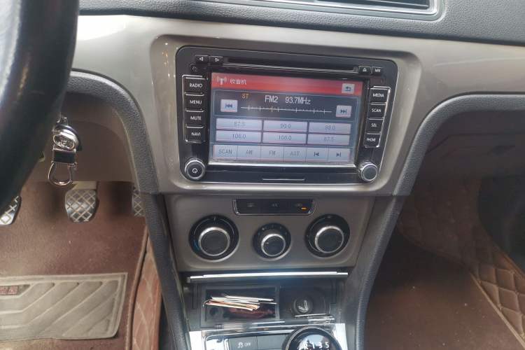 Used Volkswagen Lavida 2013 Restyled Classic 1.6L Manual Comfort Edition Audio And AC Panel