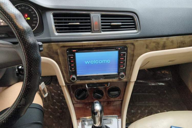 Used Volkswagen Lavida 2013 Restyled Classic 1.6L Automatic Comfort Edition Audio And AC Panel