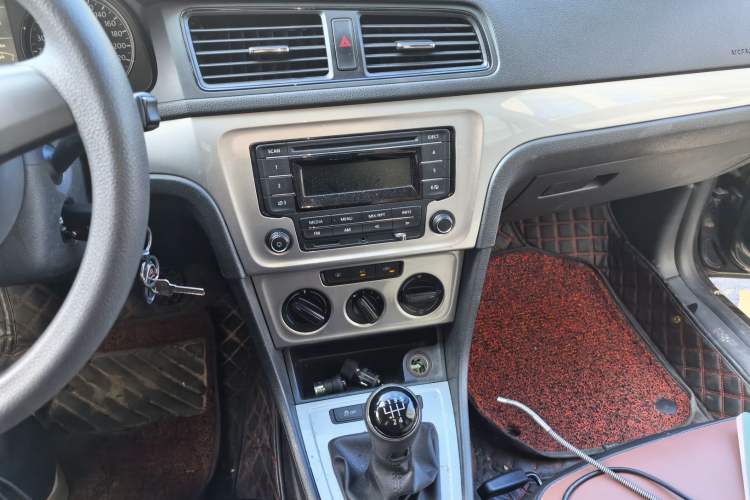 Used Volkswagen Lavida 2013 Revised Classic 1.6L Manual Fashion Edition Audio And AC Panel