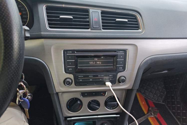 Used Volkswagen Lavida 2013 Restyled Classic 1.6L Manual Comfort Edition Audio And AC Panel