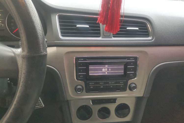 Used Volkswagen Lavida 2013 Revised Version 1.4 TSI Manual Comfort Edition Audio And AC Panel