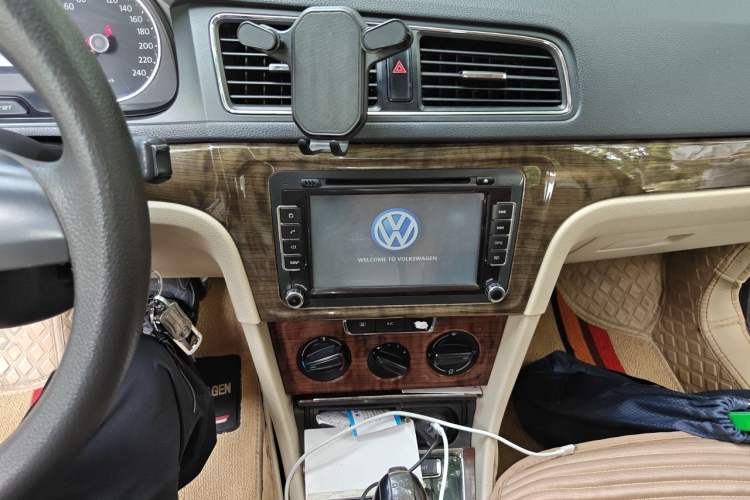 Used Volkswagen Lavida 2013 Revised Version 1.4 TSI DSG Comfort Edition Audio And AC Panel