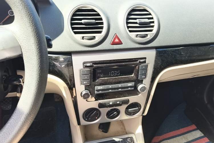 Used Volkswagen Lavida 2013 Classic 1.6L Manual Fashion Edition Audio And AC Panel