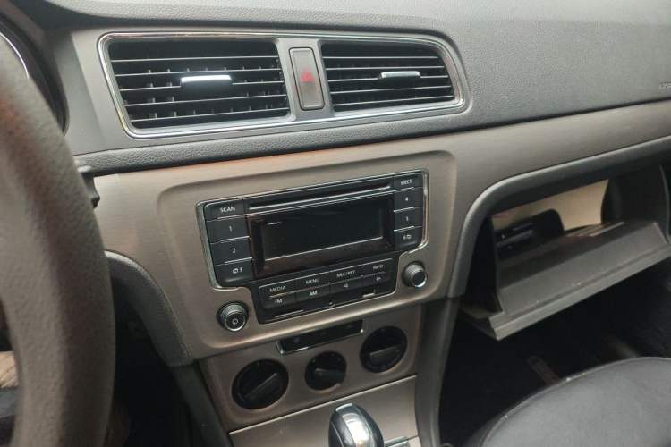 Used Volkswagen Lavida 2013 Restyled Classic 1.6L Automatic Comfort Edition Audio And AC Panel