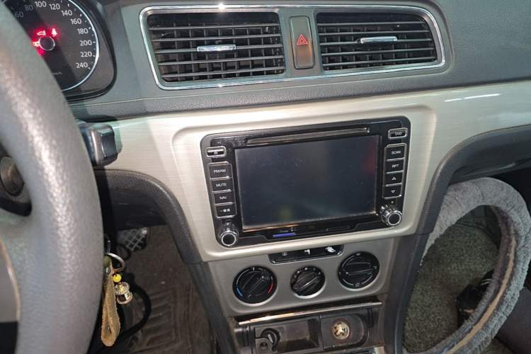 Used Volkswagen Lavida 2013 Restyled Classic 1.6L Manual Comfort Edition Audio And AC Panel