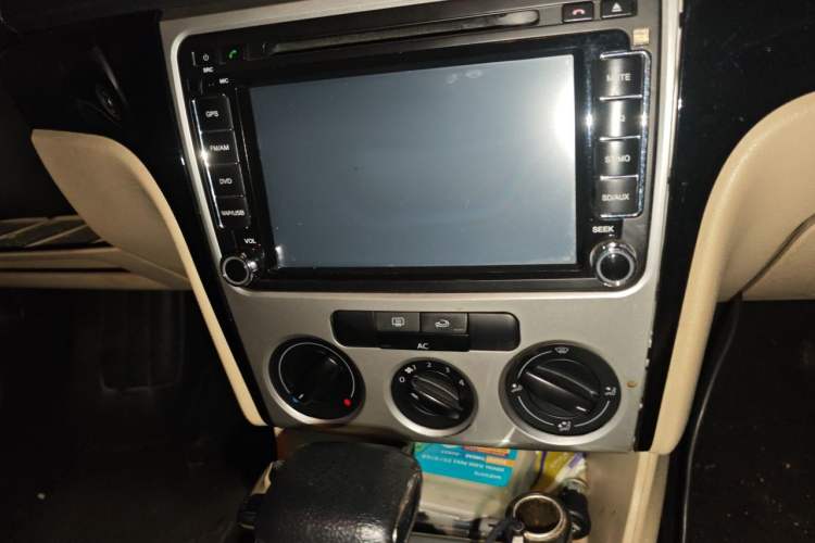 Used Volkswagen Lavida 2013 Classic 1.6L Automatic Fashion Edition Audio And AC Panel