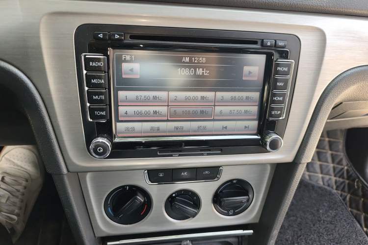 Used Volkswagen Lavida 2013 1.6L Manual Comfort Edition Audio And AC Panel