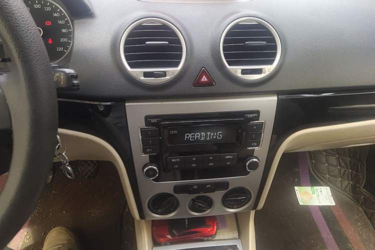 Used Volkswagen Lavida 2013 Classic 1.6L Manual Fashion Edition Audio And AC Panel