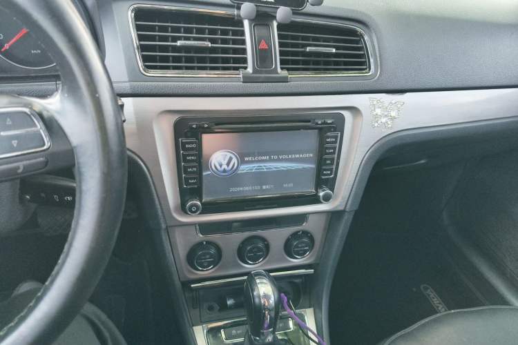 Used Volkswagen Lavida 2013 Revised Version 1.6L Automatic Luxury Edition Audio And AC Panel