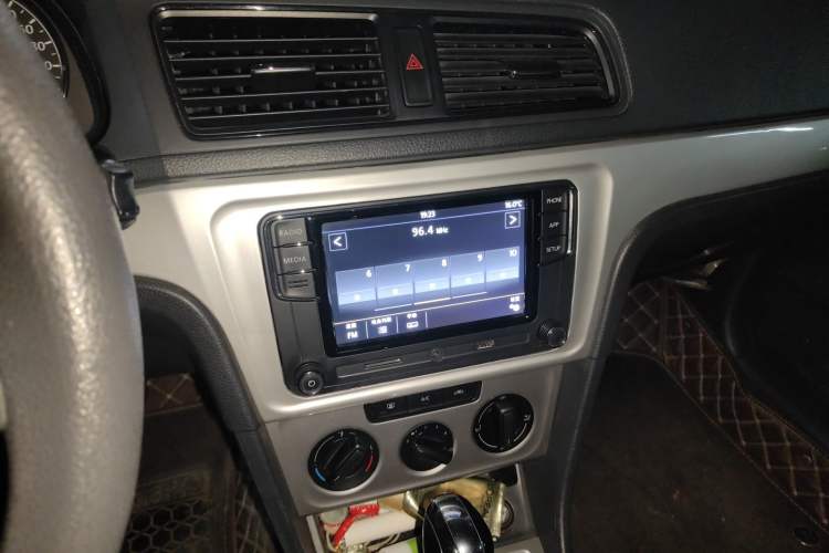 Used Volkswagen Lavida 2013 Revised Classic 1.6L Automatic Fashion Edition Audio And AC Panel