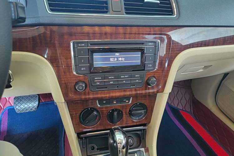 Used Volkswagen Lavida 2013 Restyled Classic 1.6L Automatic Comfort Edition Audio And AC Panel
