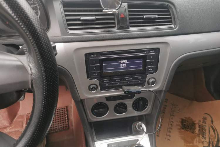 Used Volkswagen Lavida 2013 Revised Classic 1.6L Manual Fashion Edition Audio And AC Panel