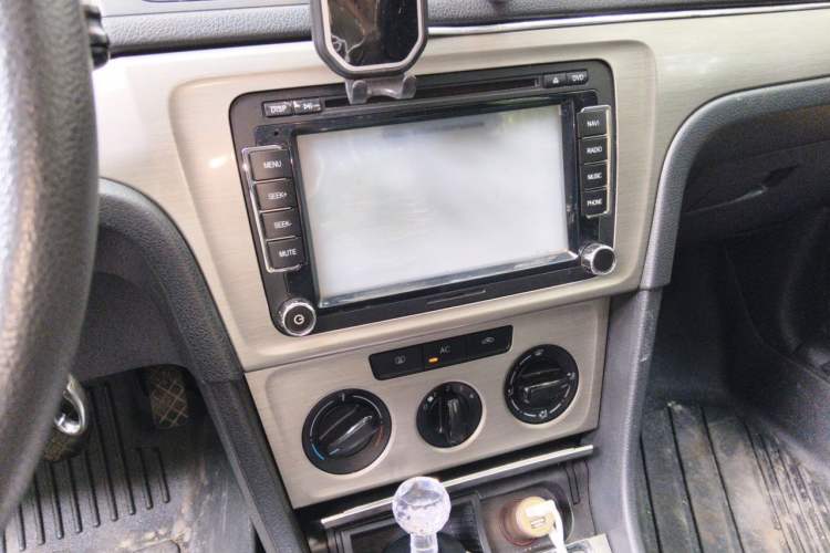 Used Volkswagen Lavida 2013 1.6L Manual Comfort Edition Audio And AC Panel