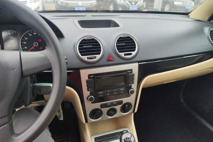 Used Volkswagen Lavida 2013 Classic 1.6L Manual Fashion Edition Audio And AC Panel
