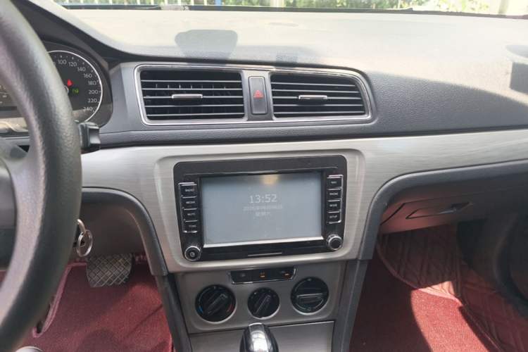 Used Volkswagen Lavida 2013 1.6L Automatic Comfort Edition Audio And AC Panel