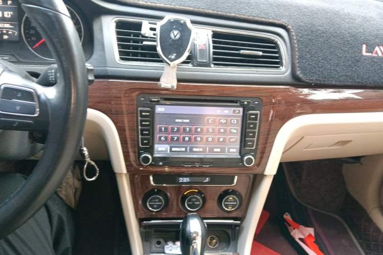 Used Volkswagen Lavida 2013 Revised Version 1.6L Automatic Luxury Edition Audio And AC Panel