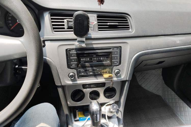Used Volkswagen Lavida 2013 Revised Classic 1.6L Automatic Fashion Edition Audio And AC Panel
