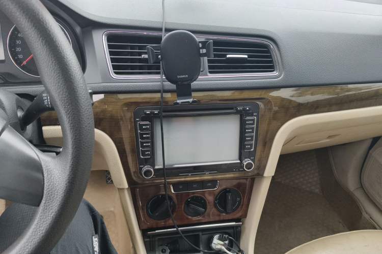 Used Volkswagen Lavida 2013 Restyled Classic 1.6L Manual Comfort Edition Audio And AC Panel