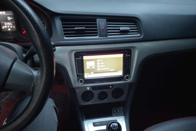Used Volkswagen Lavida 2013 Revised Classic 1.6L Manual Fashion Edition Audio And AC Panel