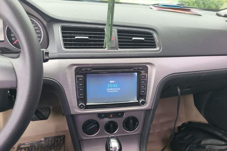 Used Volkswagen Lavida 2013 1.6L Automatic Comfort Edition Audio And AC Panel