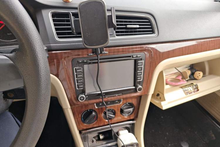 Used Volkswagen Lavida 2013 Restyled Classic 1.6L Manual Comfort Edition Audio And AC Panel