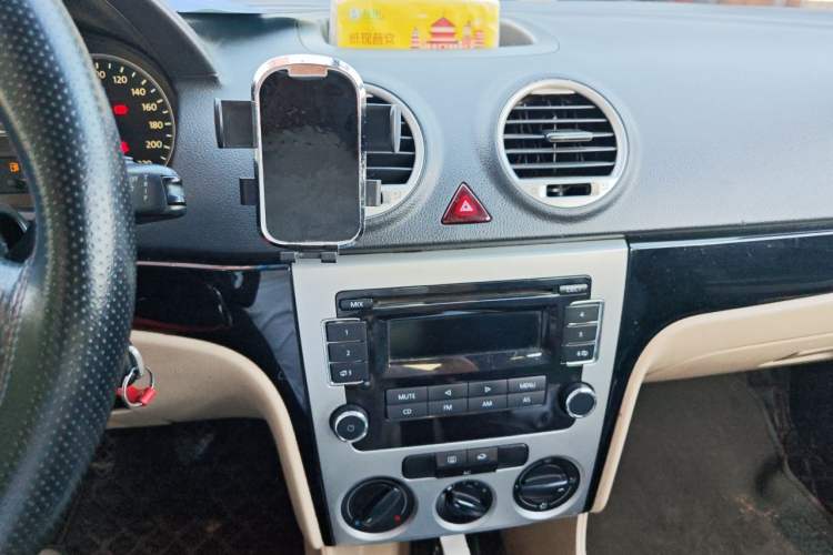 Used Volkswagen Lavida 2013 Classic 1.6L Manual Fashion Edition Audio And AC Panel