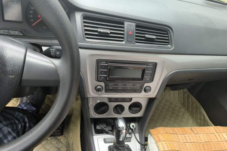 Used Volkswagen Lavida 2013 1.6L Automatic Fashion Edition Audio And AC Panel
