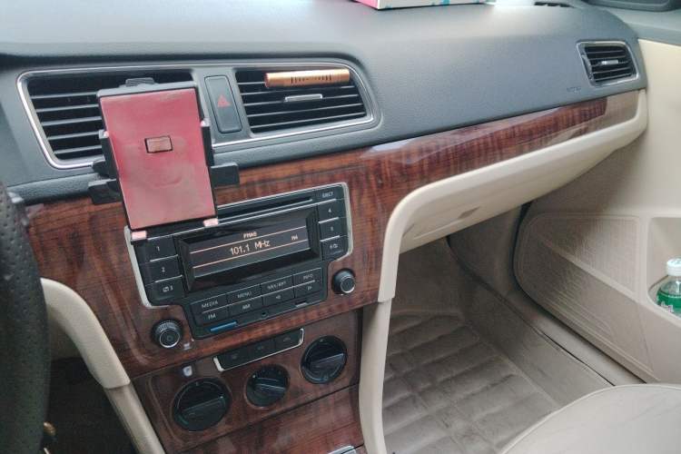Used Volkswagen Lavida 2013 Restyled Classic 1.6L Manual Comfort Edition Audio And AC Panel