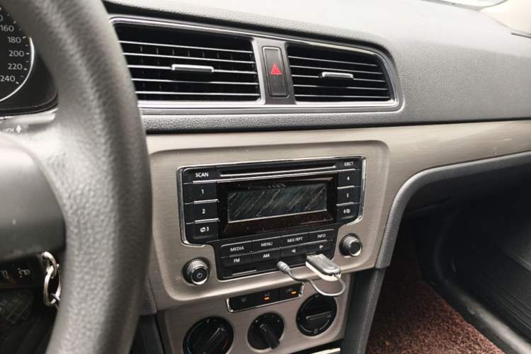 Used Volkswagen Lavida 2013 Restyled Classic 1.6L Manual Comfort Edition Audio And AC Panel