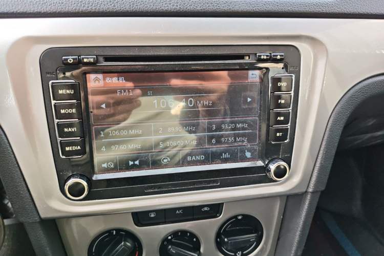 Used Volkswagen Lavida 2013 Revised Classic 1.6L Automatic Fashion Edition Audio And AC Panel