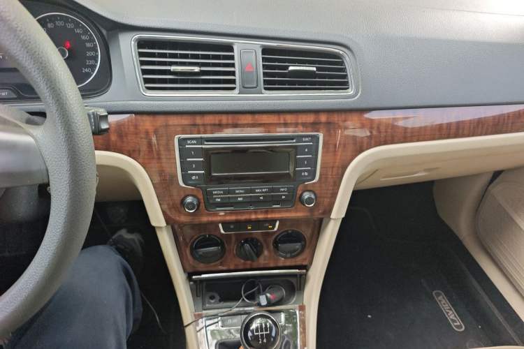 Used Volkswagen Lavida 2013 Restyled Classic 1.6L Manual Comfort Edition Audio And AC Panel