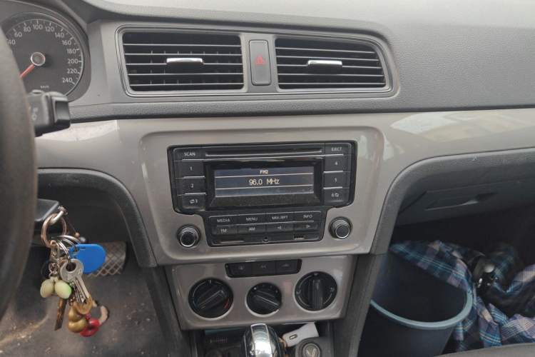 Used Volkswagen Lavida 2013 Revised Classic 1.6L Automatic Fashion Edition Audio And AC Panel