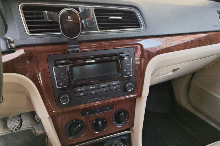 Used Volkswagen Lavida 2013 1.4TSI Manual Comfort Edition Audio And AC Panel