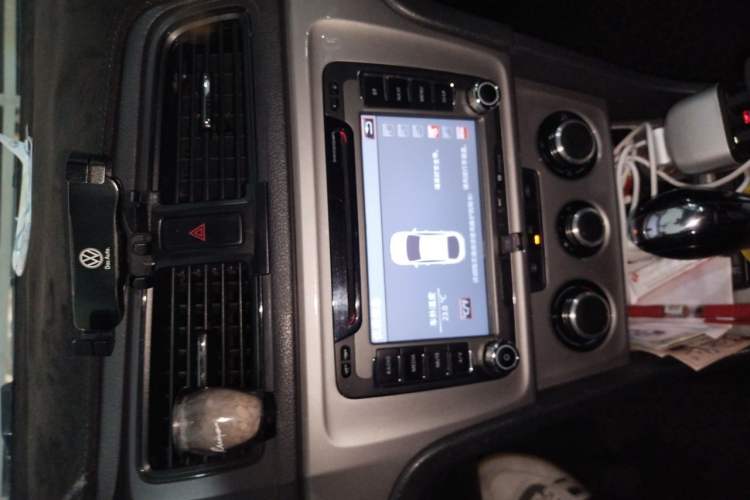 Used Volkswagen Lavida 2013 1.6L Automatic Comfort Edition Audio And AC Panel